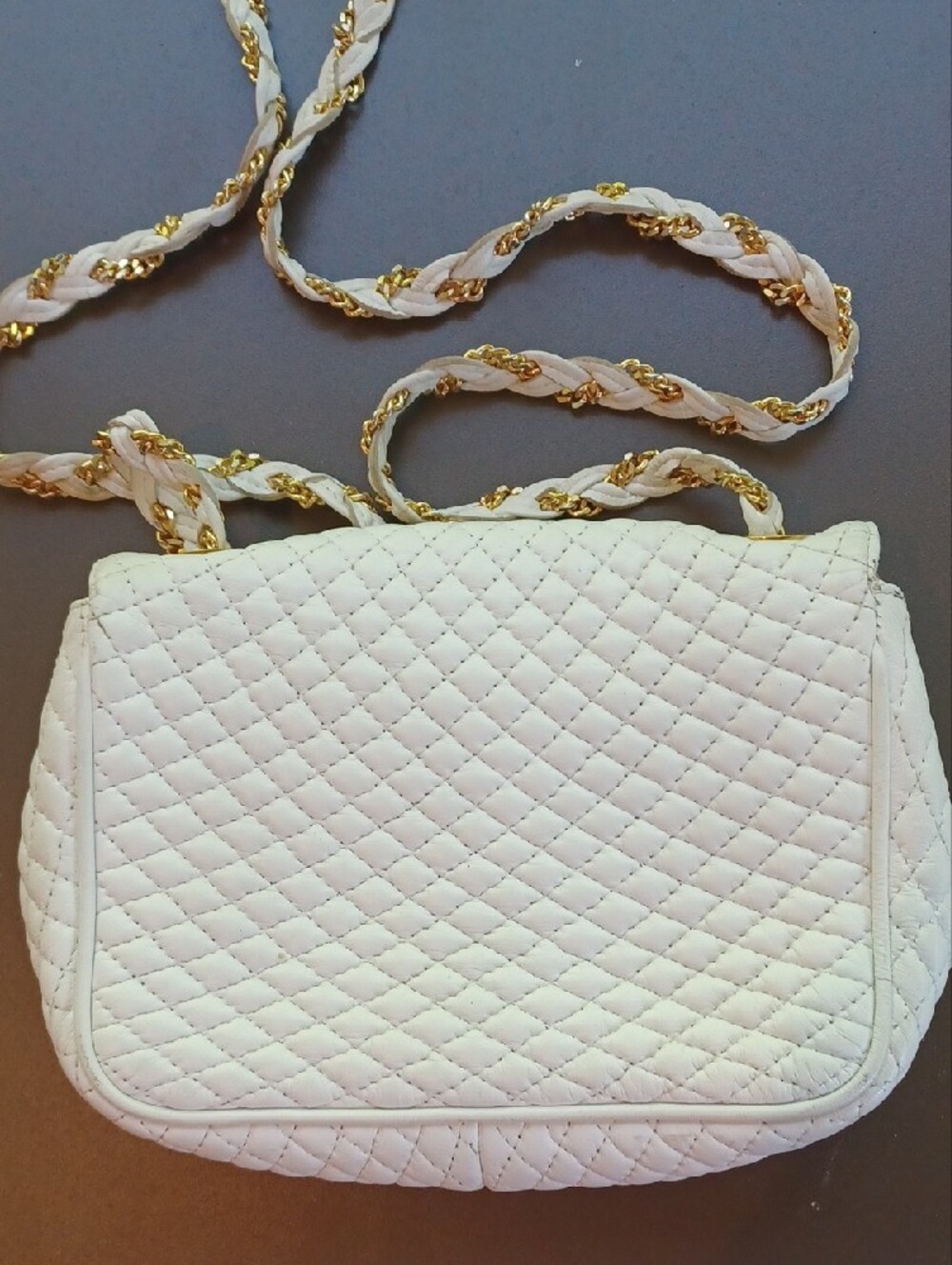 VINTAGE BALLY Quilted Cream Crossbody Bag with Gold Chain Strap - Picture 4 of 8